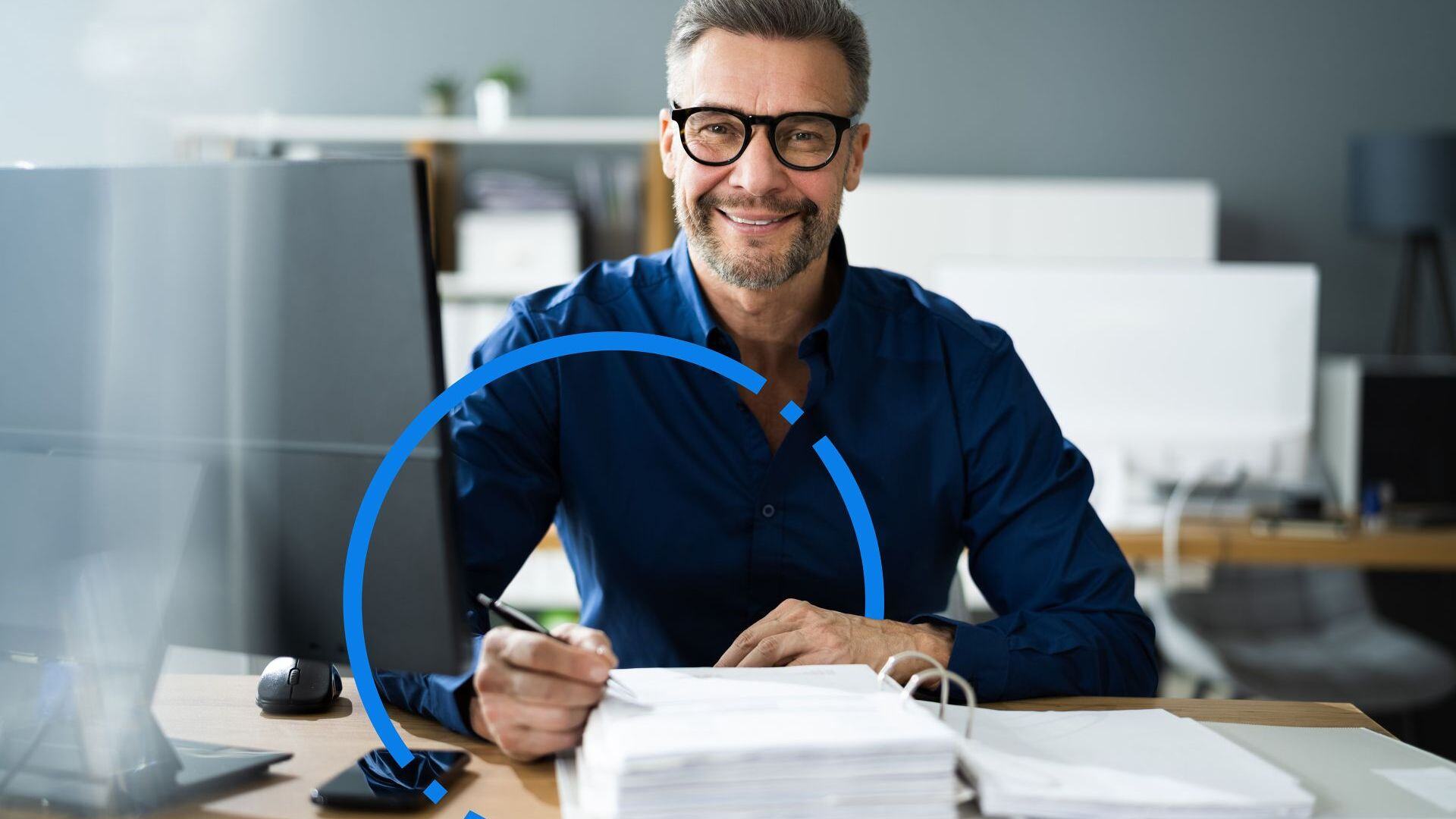 Person vor Aktenordner