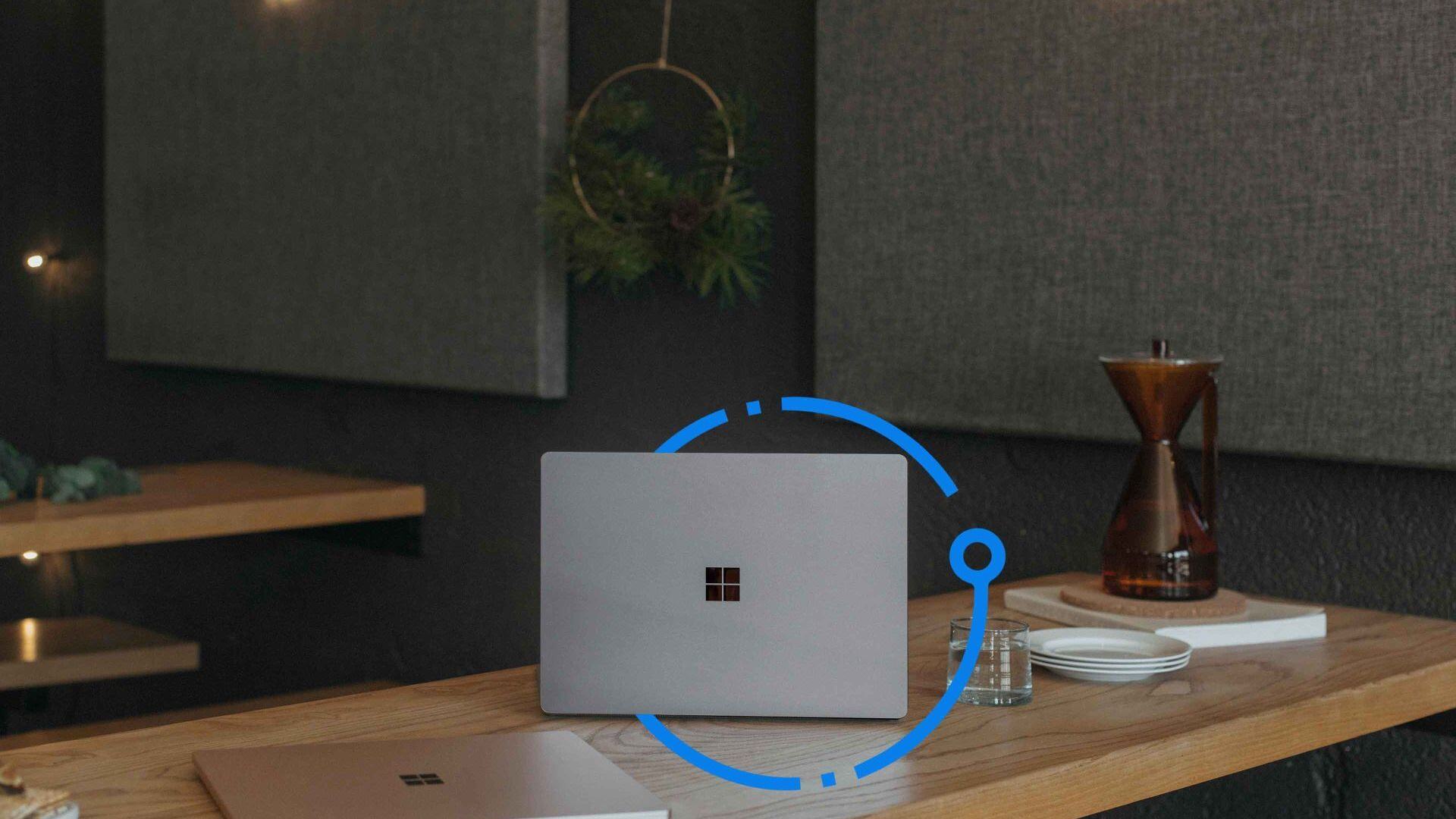 Windows-Laptop auf dem Tisch