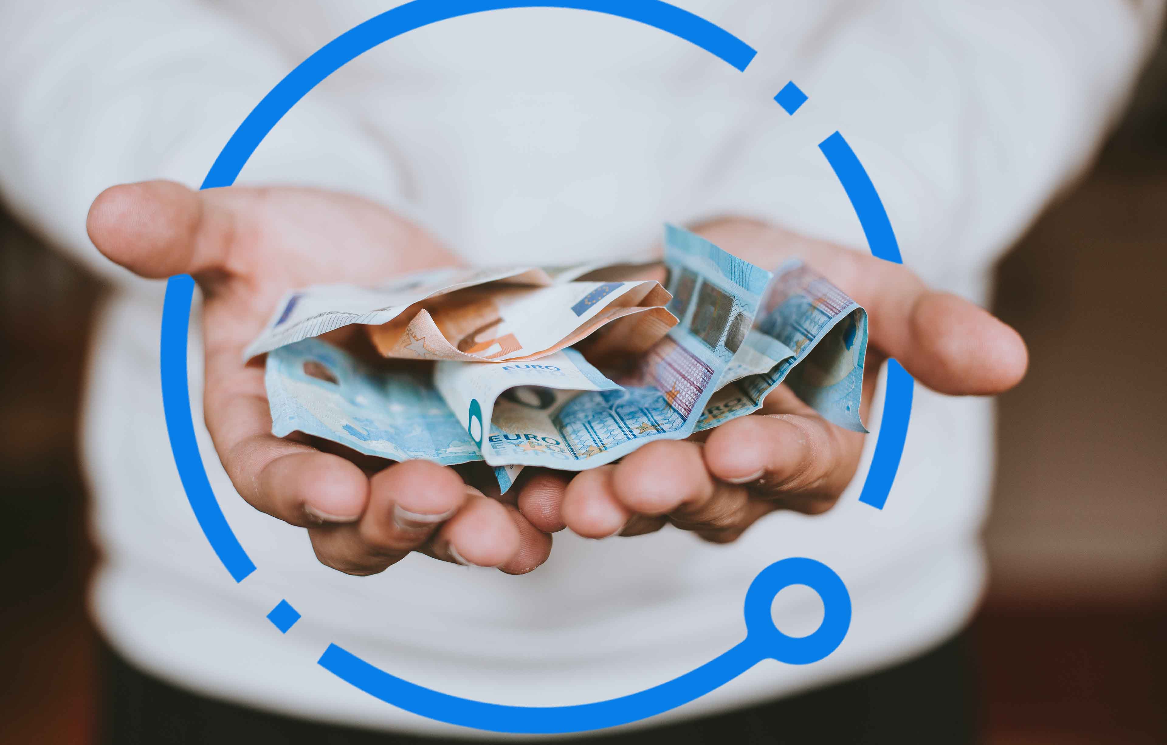 Person mit Geldscheinen in den Händen
