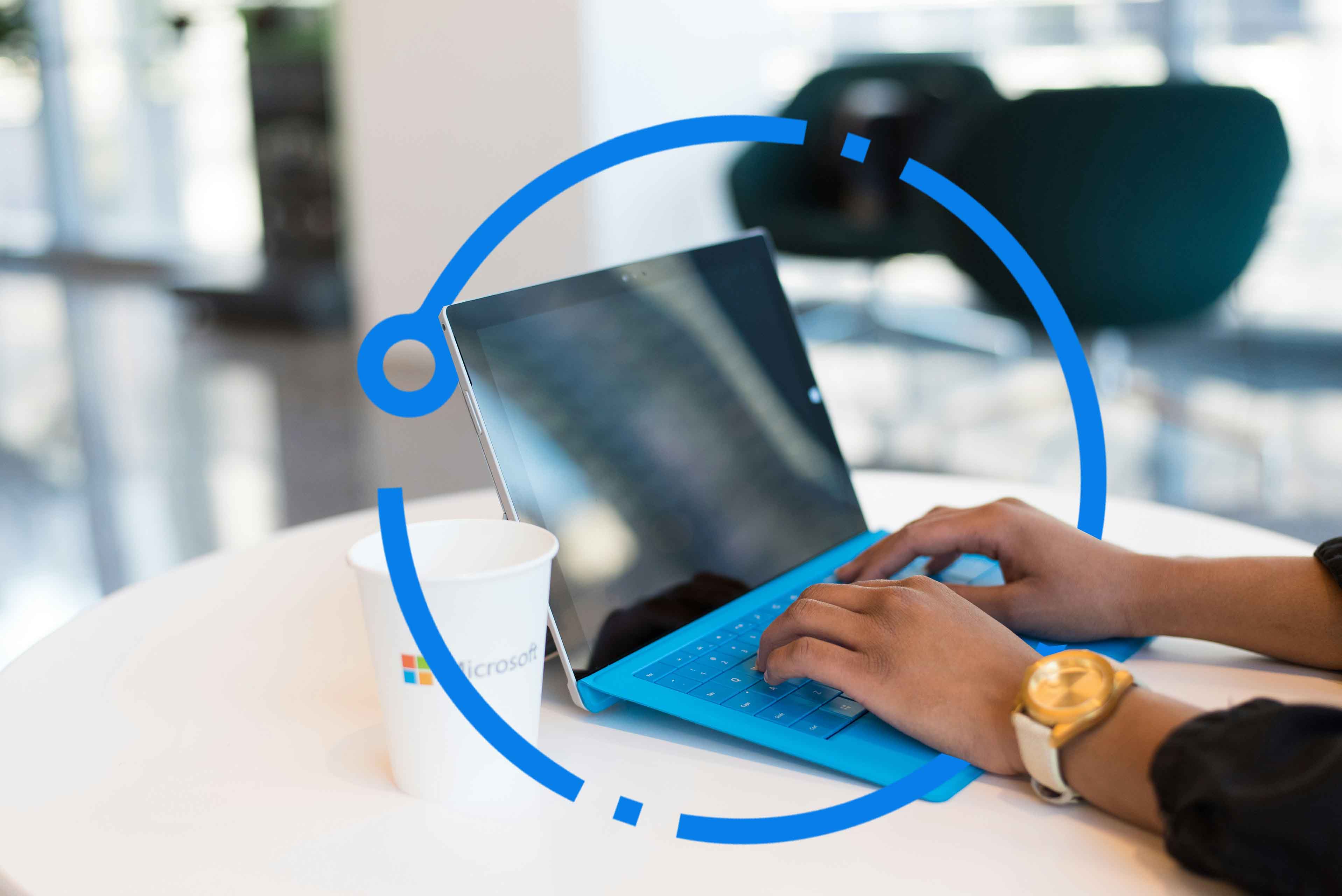 Windows-Laptop auf dem Tisch