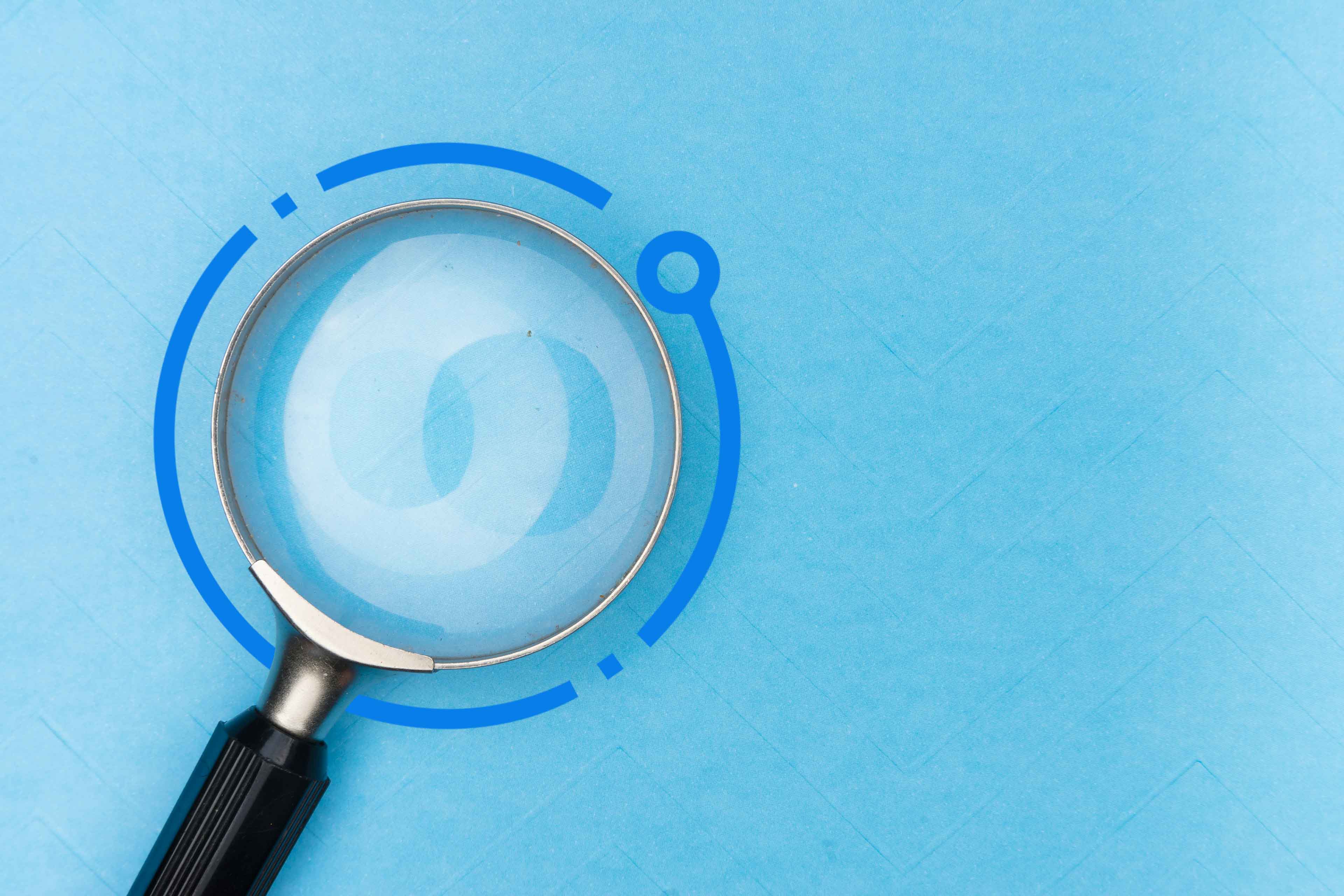 Lupe auf blauem Hintergrund