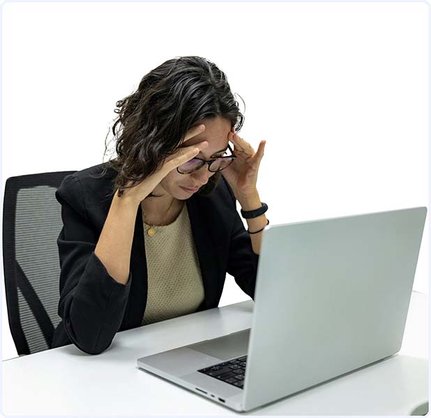 frau_am_computer_genervt frau_am_computer_genervt